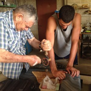 סבא מלמד שימוש במקדחה